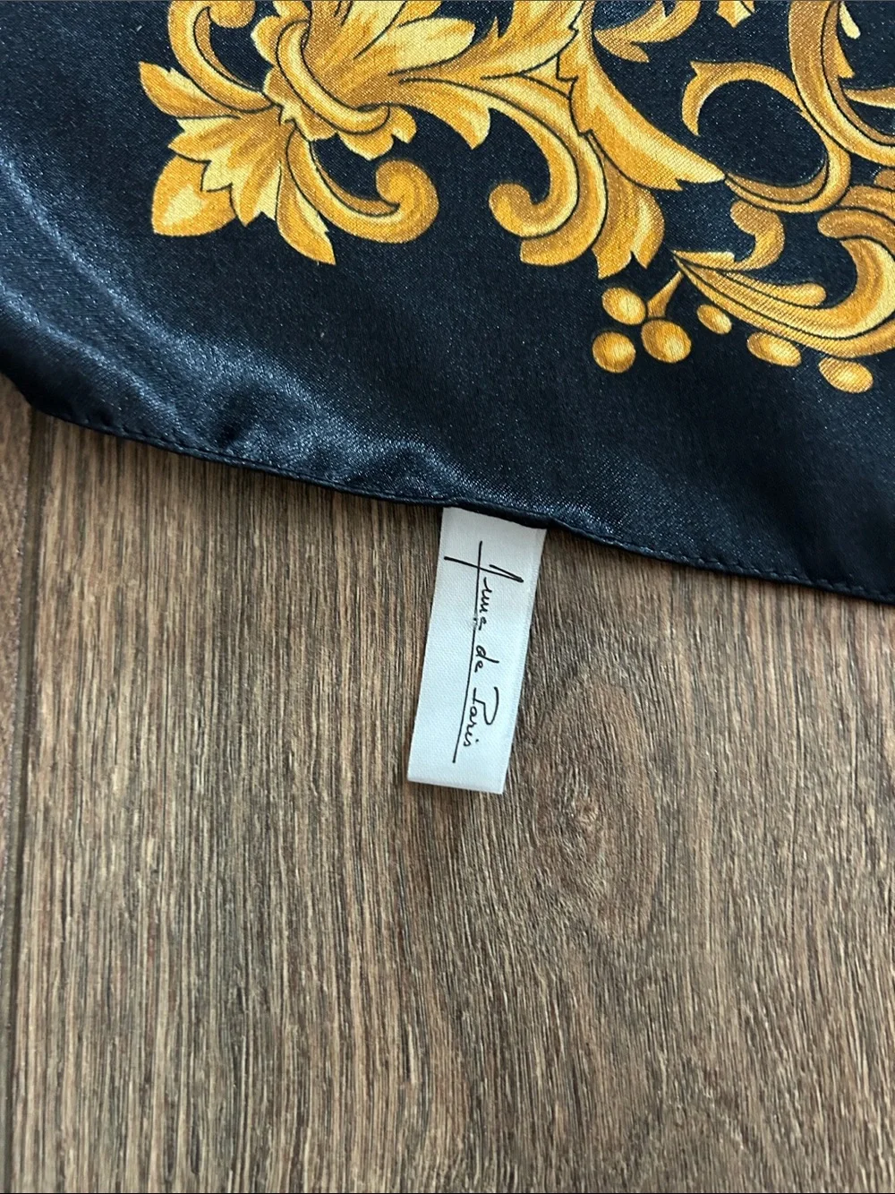 Black, red and gold scarf from Ames de Paris